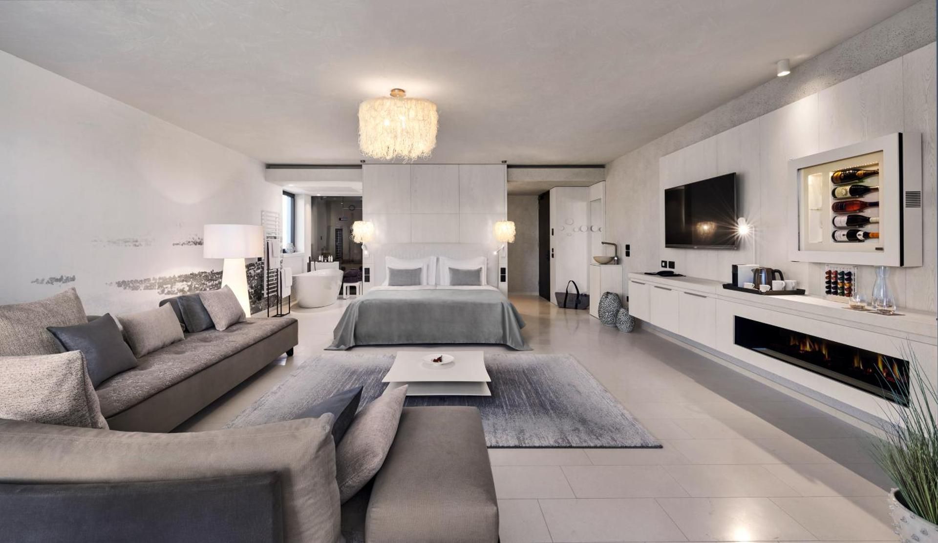 Deluxe Suite with Spa Bath