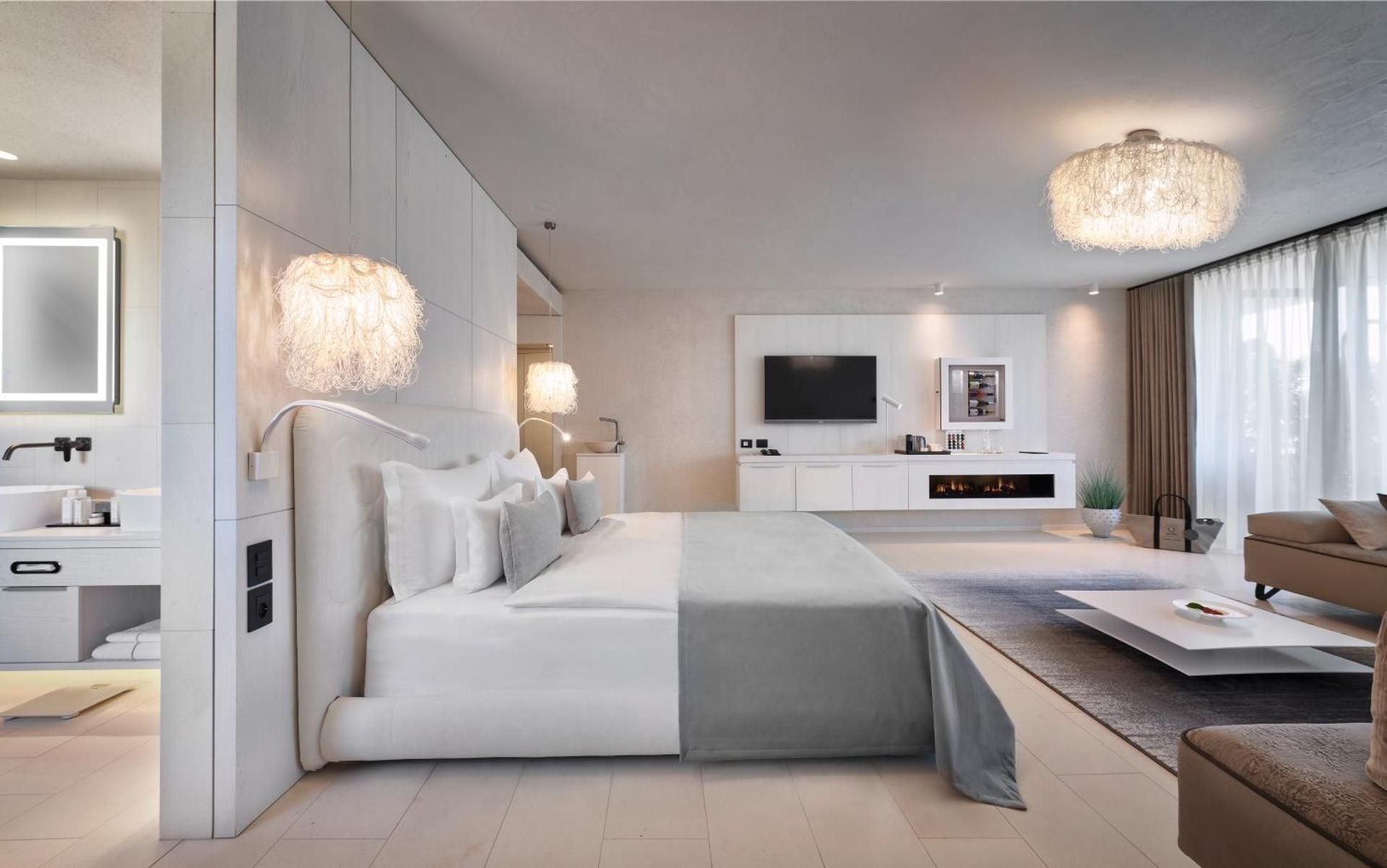 Deluxe Suite with Spa Bath