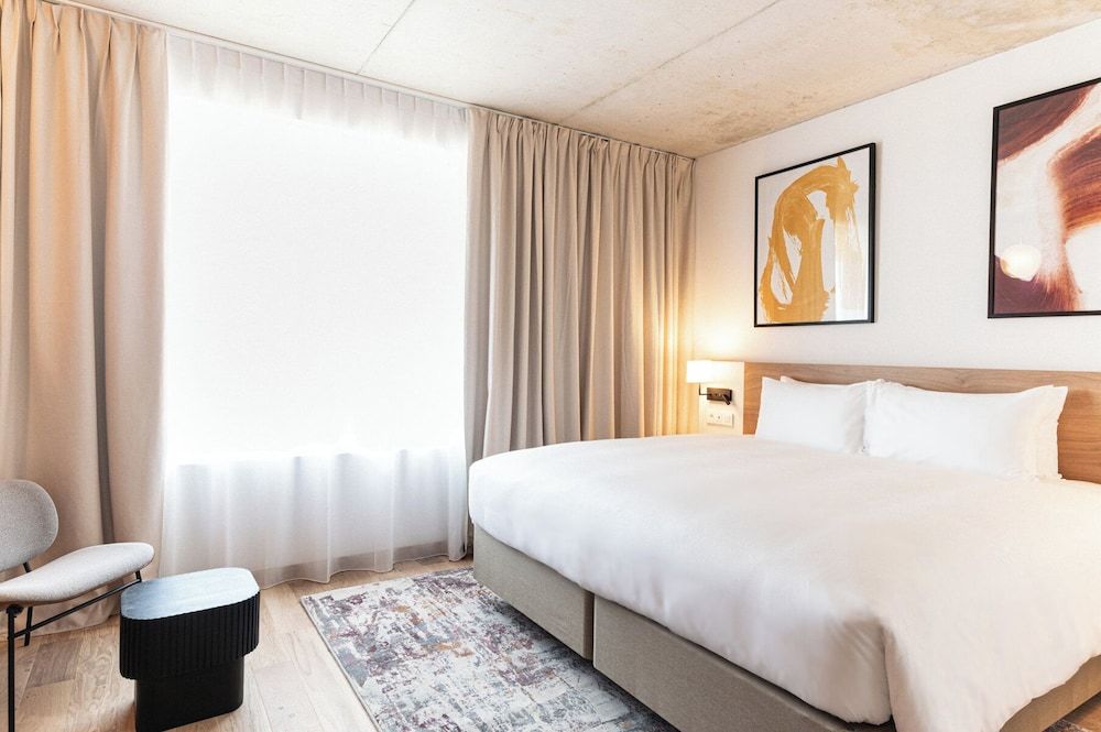 voco Beaune – Cité des Vins by IHG Standard Room, 1 King Bed 4