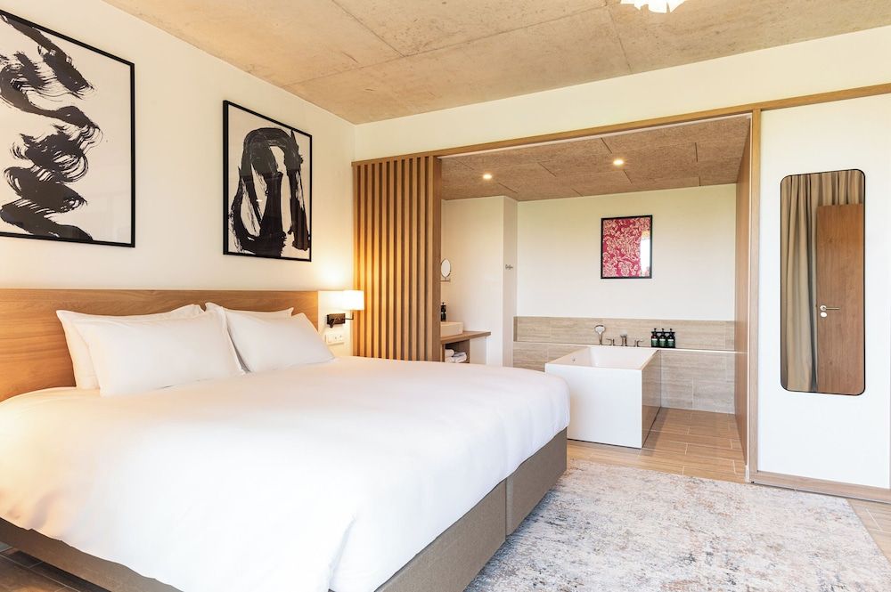 voco Beaune – Cité des Vins by IHG Suite, 1 Bedroom, Balcony 2