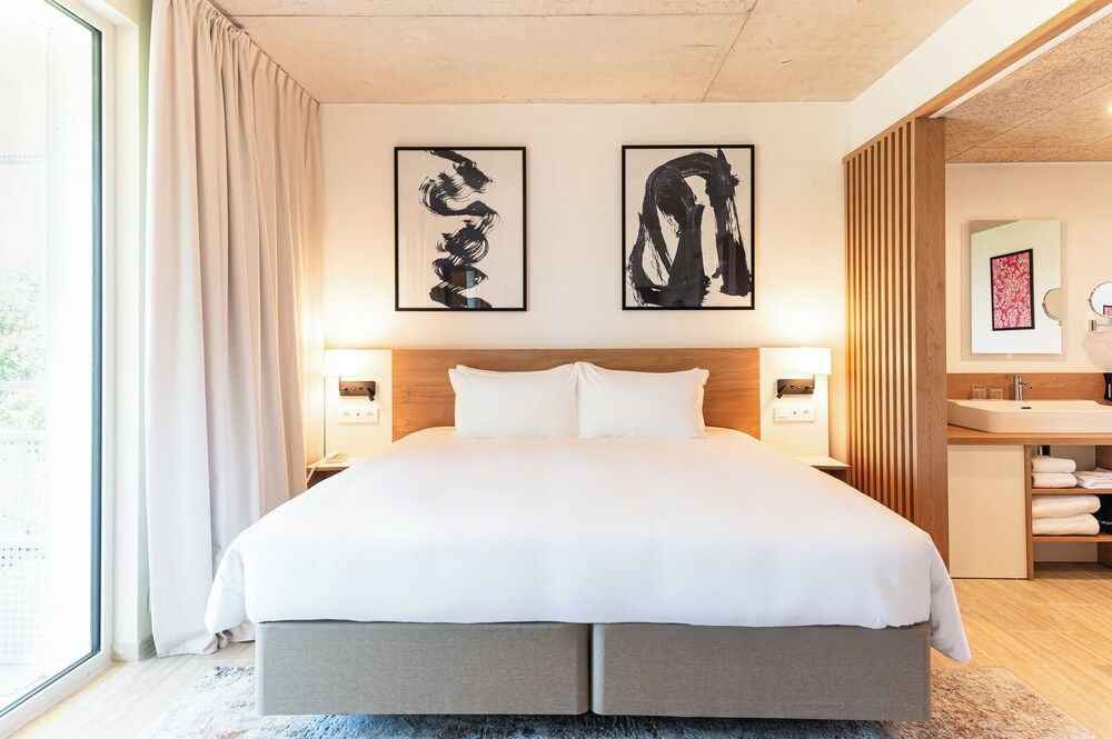 voco Beaune – Cité des Vins by IHG Suite, 1 Bedroom, Balcony 3