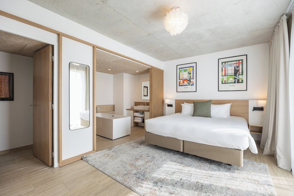 voco Beaune – Cité des Vins by IHG Suite, 1 Bedroom, Balcony 5