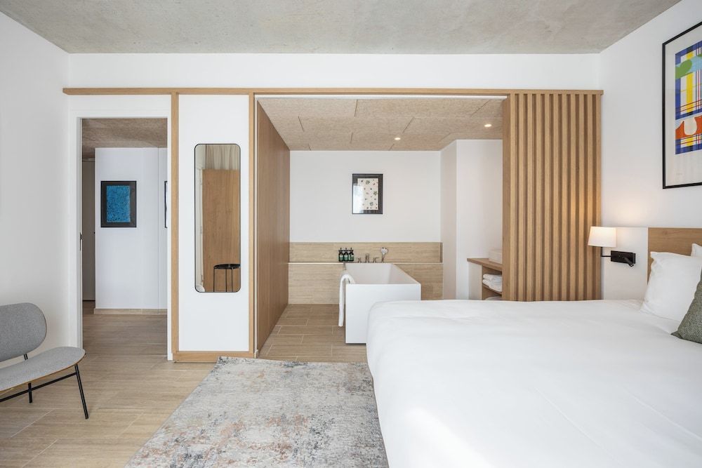 voco Beaune – Cité des Vins by IHG Suite, 1 Bedroom, Balcony 11