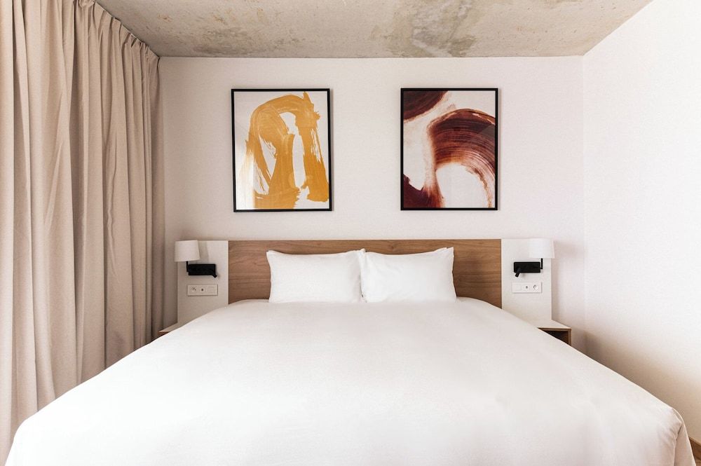 voco Beaune – Cité des Vins by IHG Standard Room, 1 King Bed 5