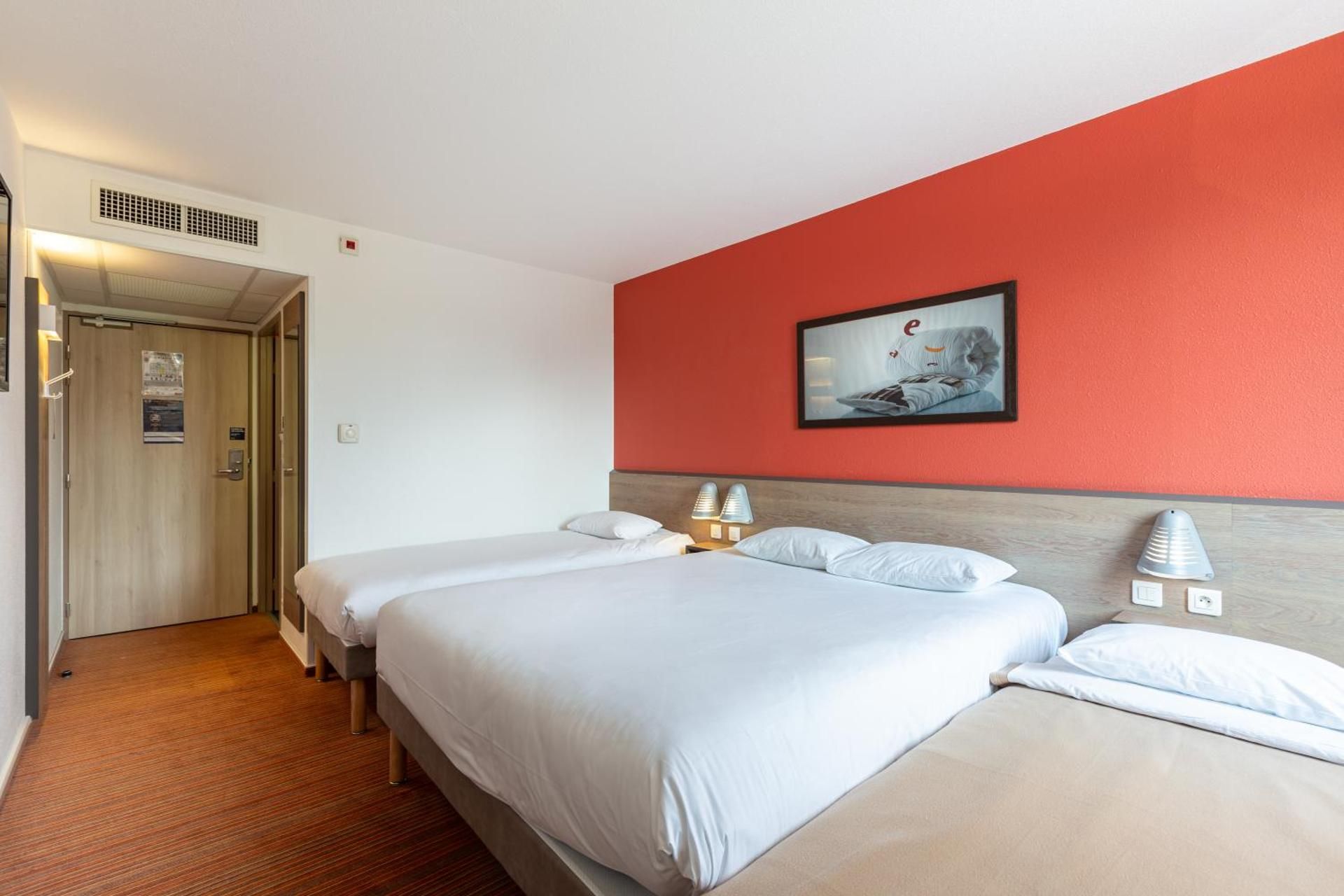 Quadruple Room (1 double bed, 1 single bed, 1 child bed (70/63 in))