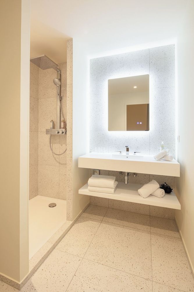 Hôtel La Suite Standard Room 2