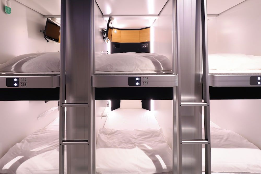Men's capsule room Upper row