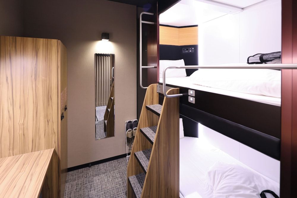 Women twin cabin