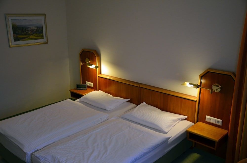 Basic Double Room, Shared Bathroom