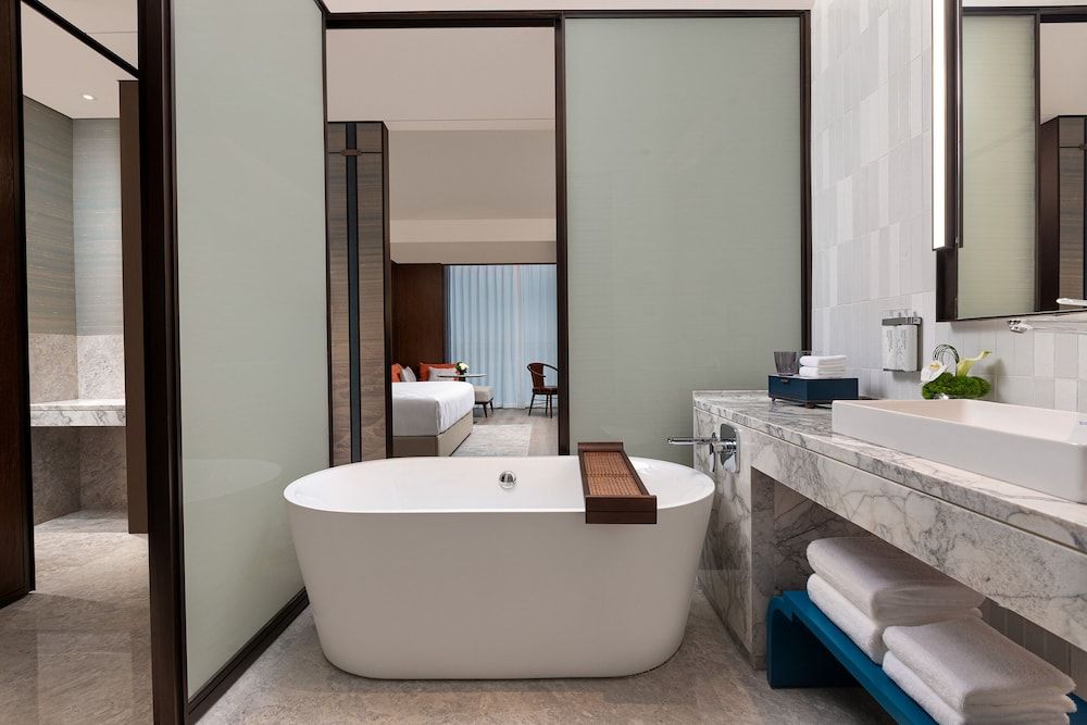 Standard Room, 1 King Bed, Club Lounge Access