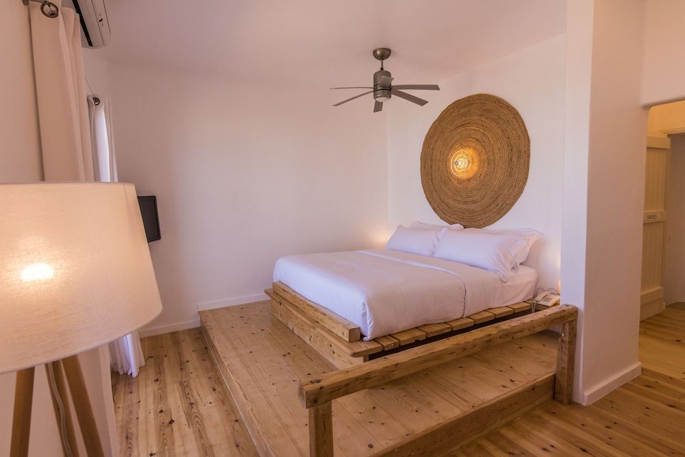 TRIADES - Executive Double Room Side Sea View