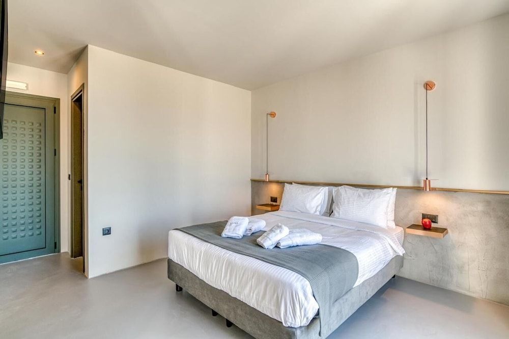 Suite with Balcony & Sea View