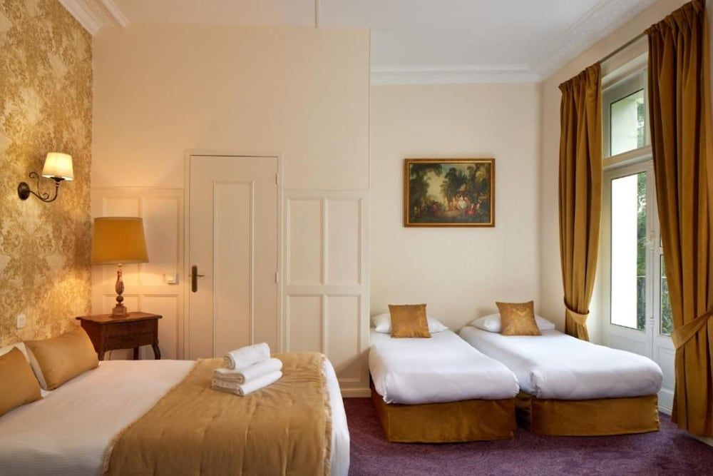 HOTEL DE FRANCE ET DE GUISE Small family suite under the roof 2