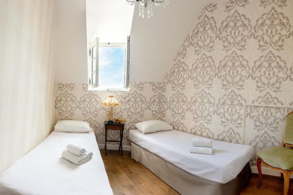 HOTEL DE FRANCE ET DE GUISE Small family suite under the roof 3