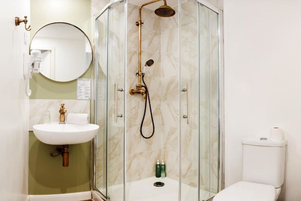 HOTEL DE FRANCE ET DE GUISE Small family suite under the roof 4