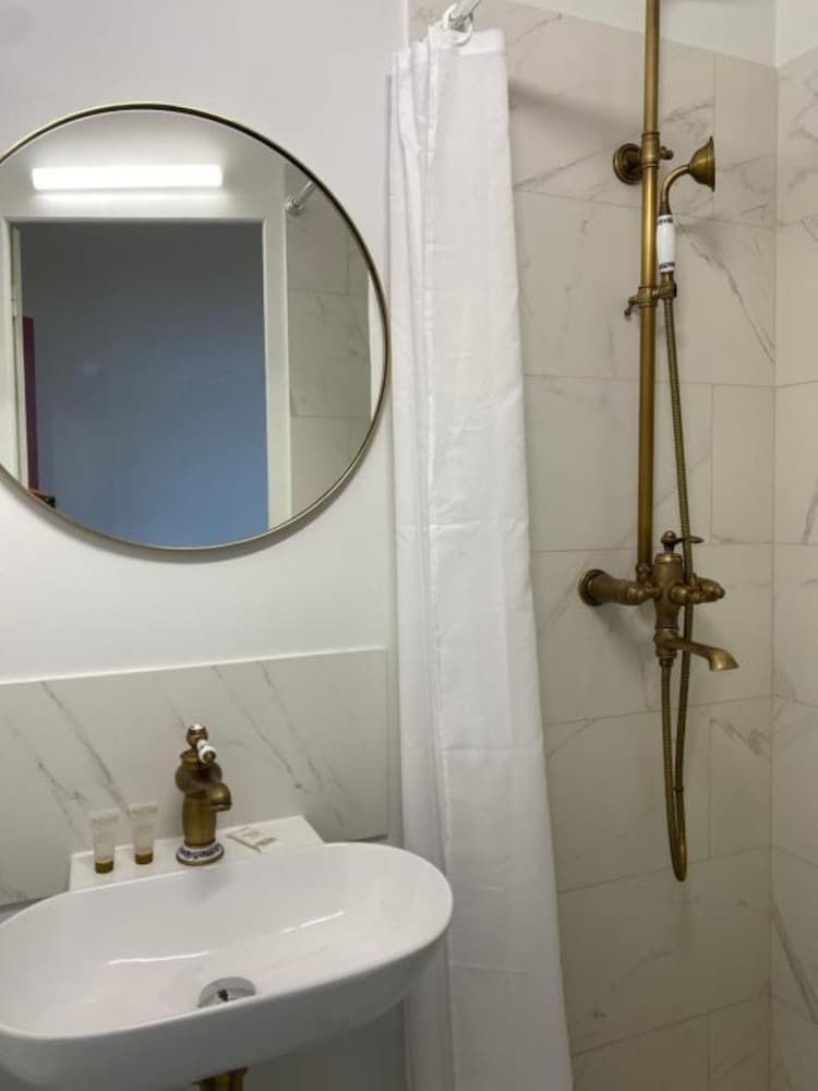 HOTEL DE FRANCE ET DE GUISE Standard Double Room 5