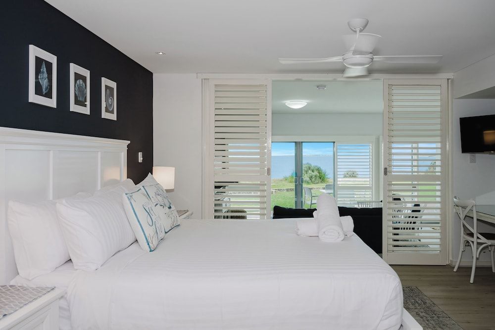 Beachfront Bliss 1 Bedroom Beachfront Villa