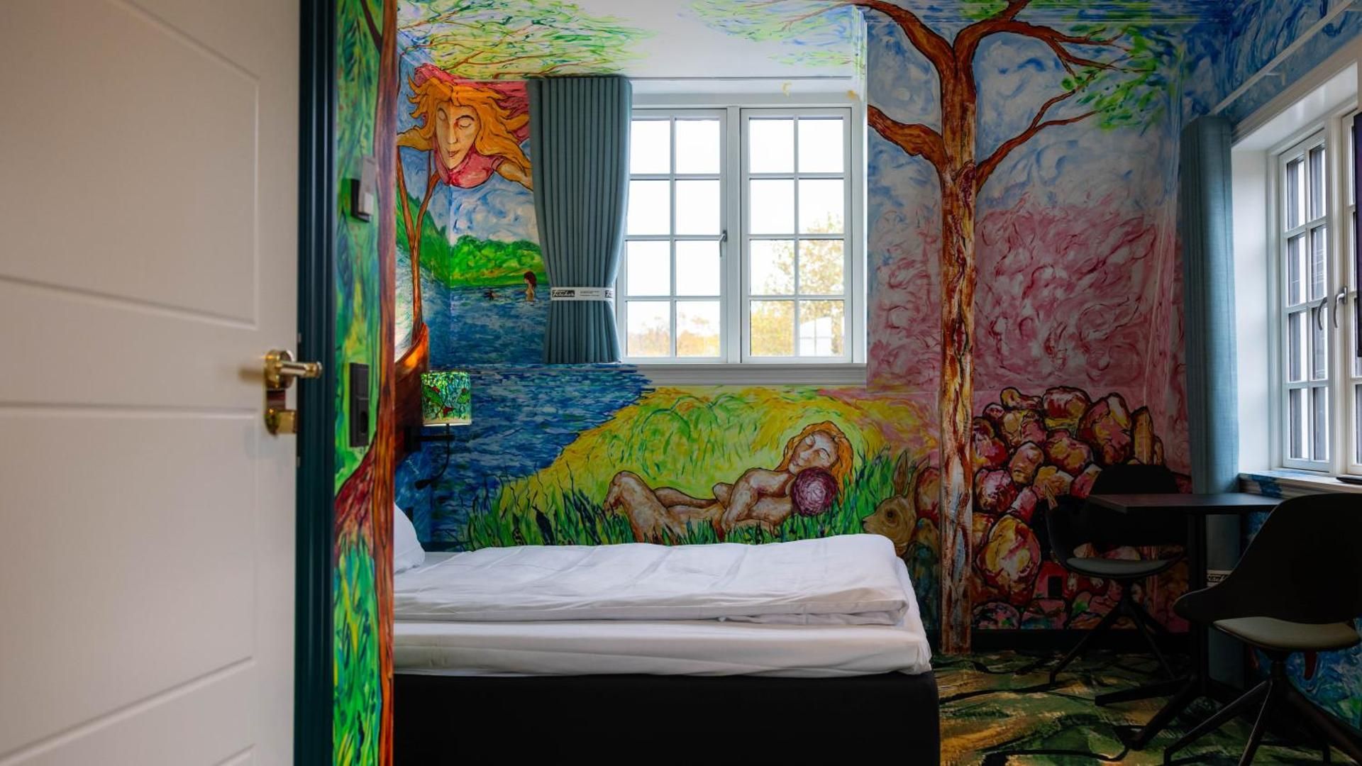 Deluxe King Room - Upper Floor/Non-Smoking