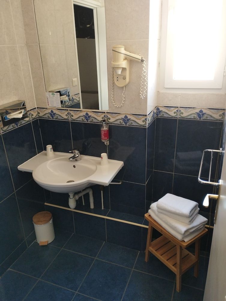 Hôtel de France Twin Room 5