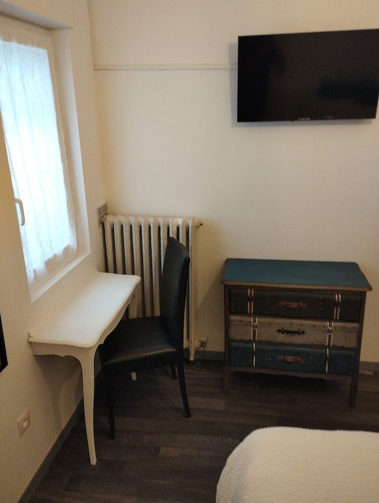 Hôtel de France Family Quadruple Room 5