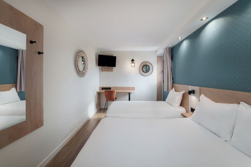 Kyriad Direct Orleans Nord - Cap Saran Superior Room (1 Double bed and 1 Single bed)