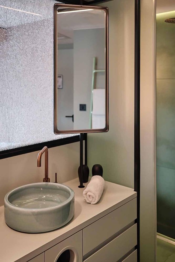 THE FLAMINGO Comfort Room 4