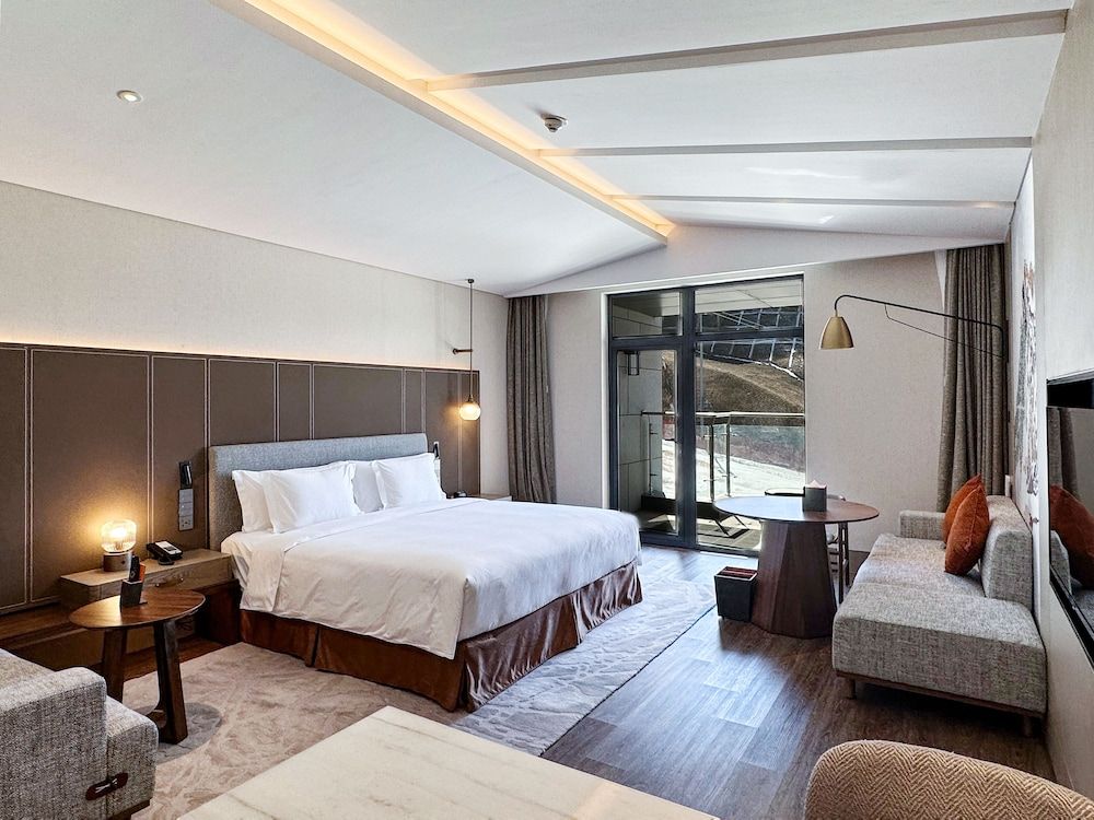 Crowne Plaza Chongli by IHG Premium Room, 1 King Bed, Lake View