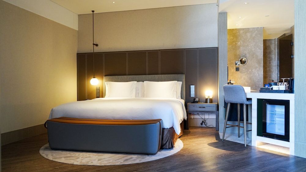 Junior Room, 1 King Bed