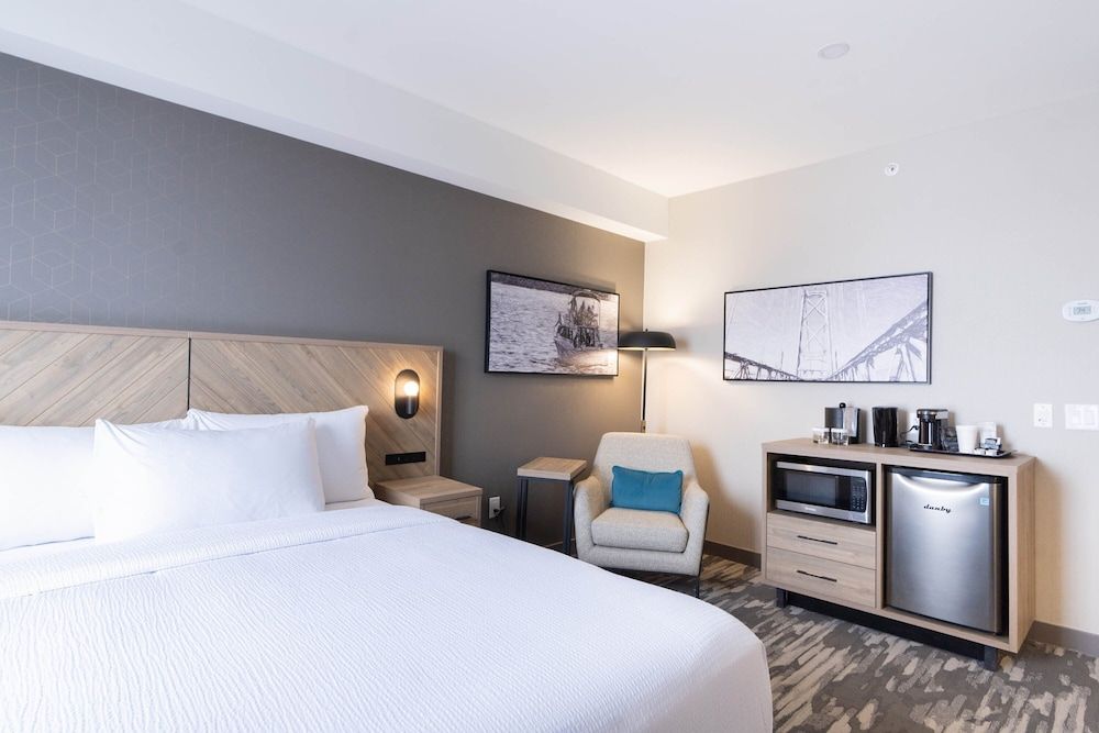 Accessible Room, 1 Queen Bed, Roll-In Shower