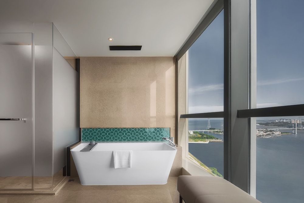 Shantou Marriott Hotel Executive Suite, 1 King Bed, Sea View 4