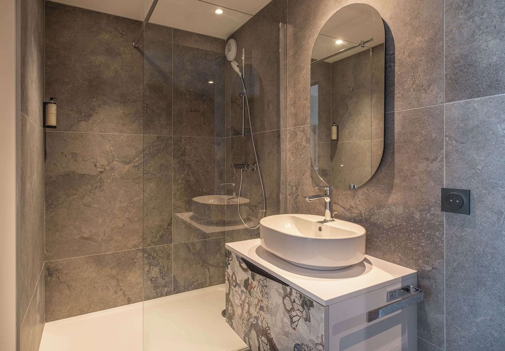 Kyriad Chateauroux Nord Aeroport Standard Room, 2 Twin Beds 4