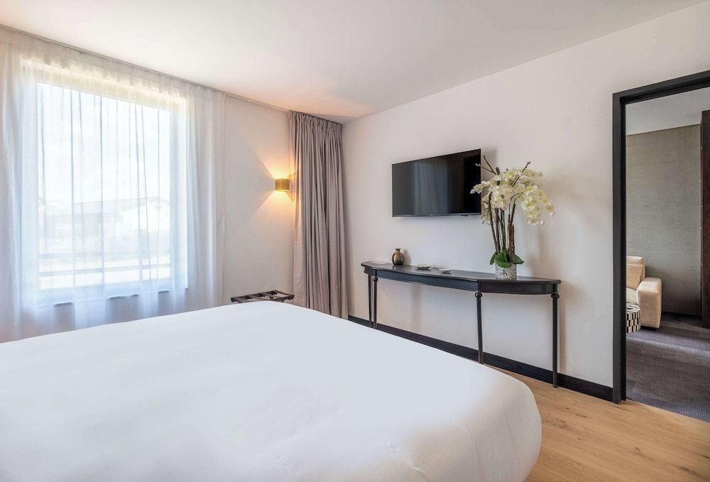 Kyriad Chateauroux Nord Aeroport Suite, 1 King Bed 2