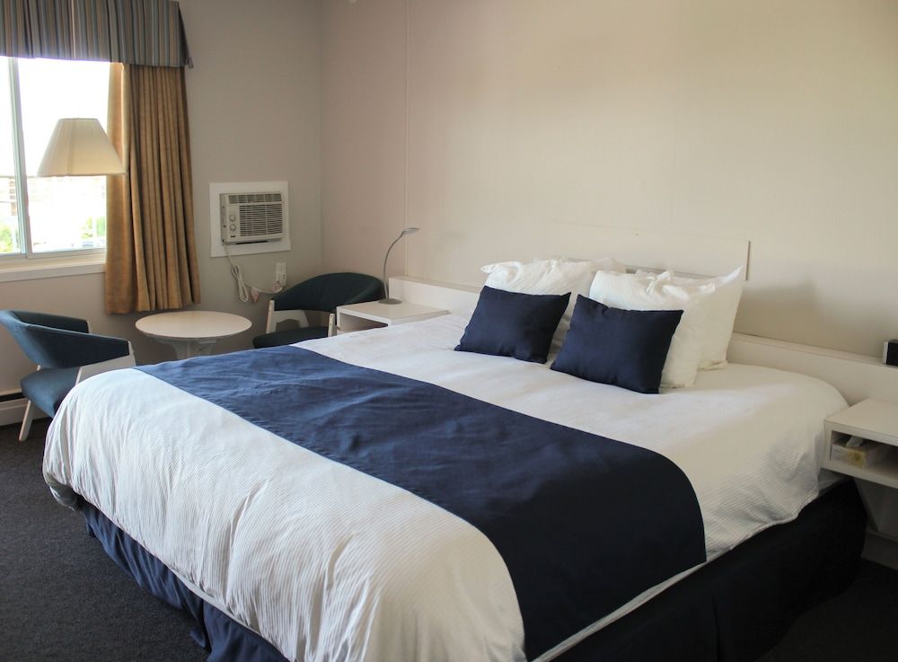 Auberge Le Parasol Room 1 King Bed Saguenay View 2