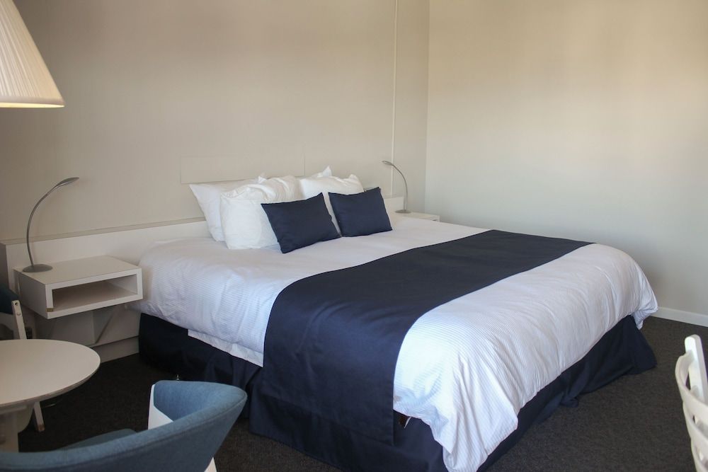 Auberge Le Parasol Room 1 King Bed Saguenay View 3