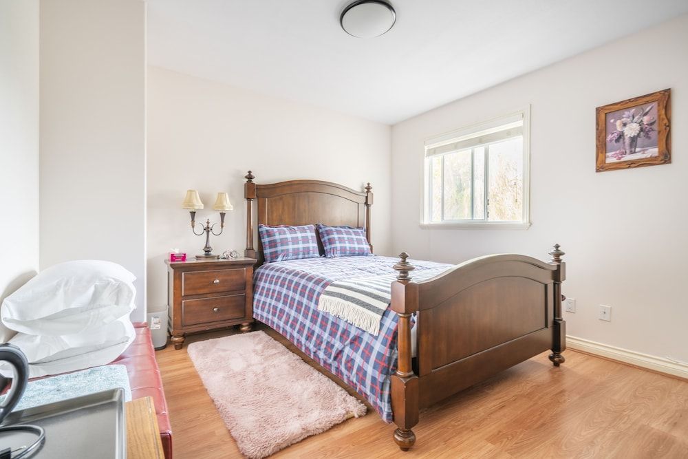 Room, 1 Queen Bed (Shared Bath)