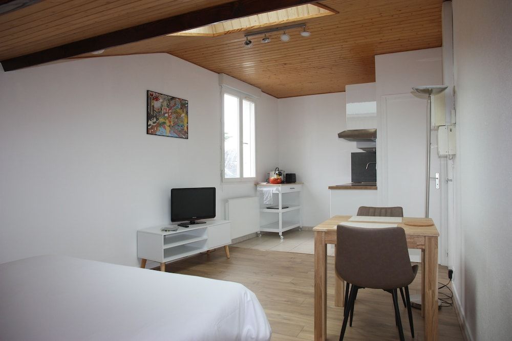 Appartement RIOM Comfort Studio Suite, 1 King Bed, Non Smoking, Kitchenette 2