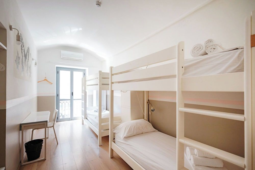 Single bed in mixed dormitory - 4 bed