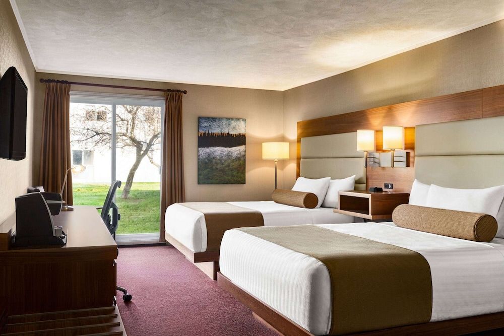 Atlantic Host Hotel, Trademark Collection by Wyndham Room, 2 Queen Beds, Non Smoking (Ground Floor) 5