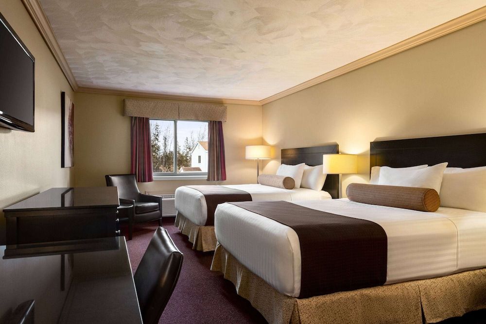 Atlantic Host Hotel, Trademark Collection by Wyndham Room, 2 Queen Beds, Non Smoking (Ground Floor) 3