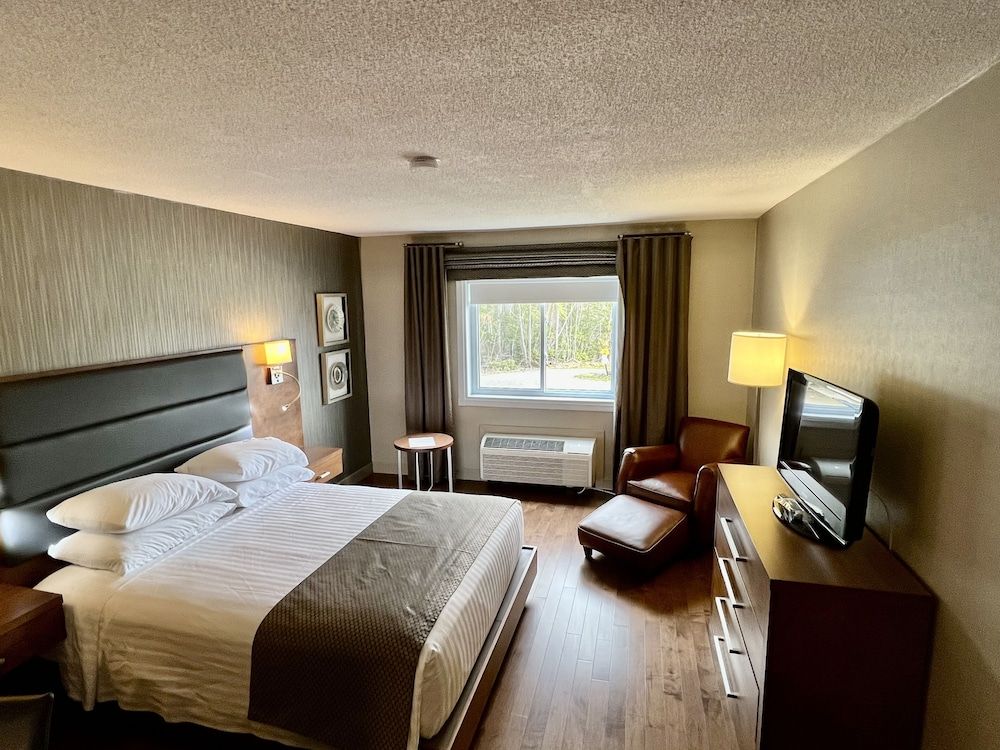 Atlantic Host Hotel, Trademark Collection by Wyndham Executive Room, 1 Queen Bed, Non Smoking 2