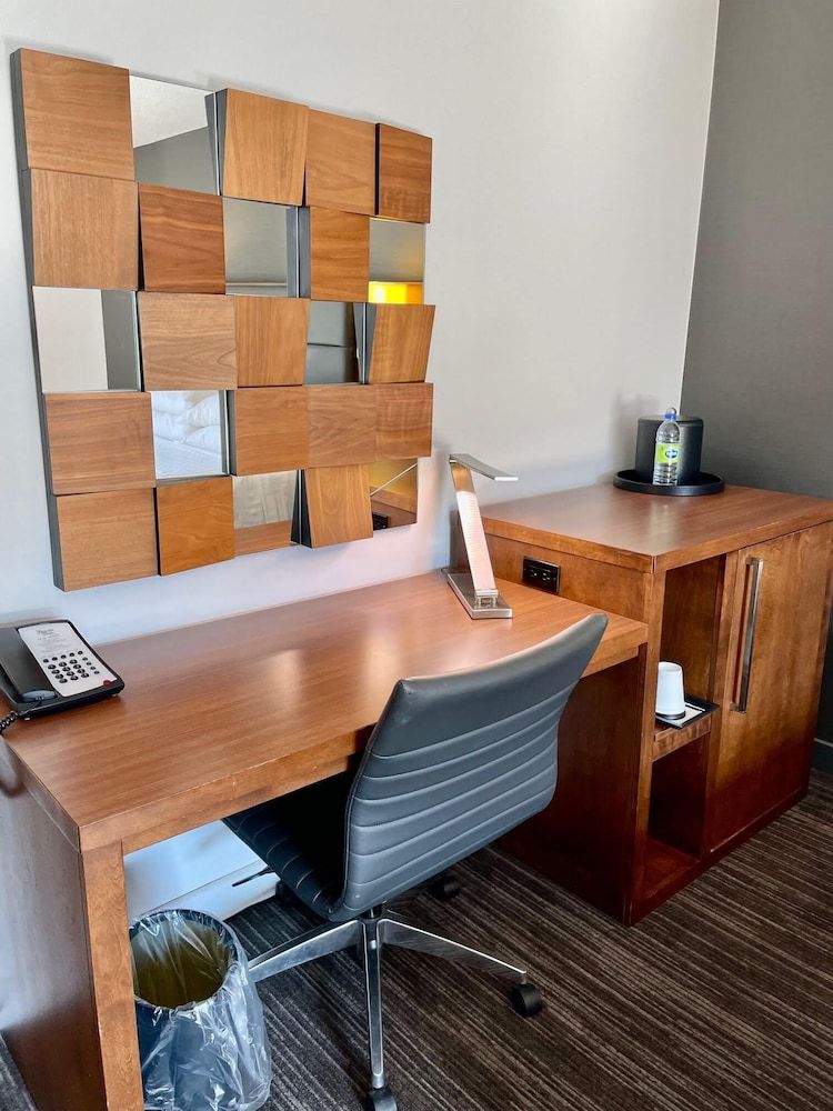 Atlantic Host Hotel, Trademark Collection by Wyndham Executive Room, 1 Queen Bed, Non Smoking 8