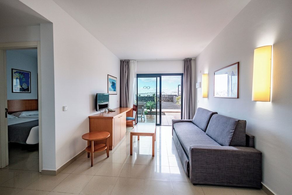 Caybeach Papagayos Classic Two Bedroom Apartment, 2 adults 5