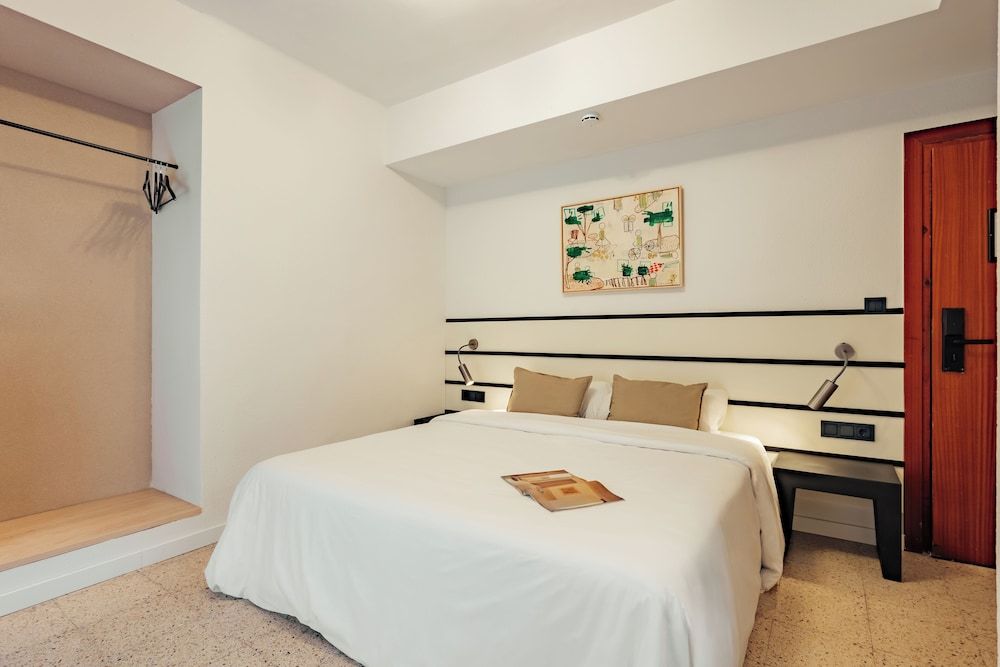 Hotel Robson Standard Double Room, City View 4