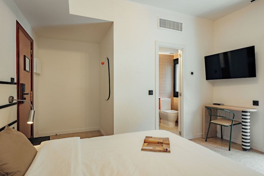 Hotel Robson Standard Double Room, City View 6