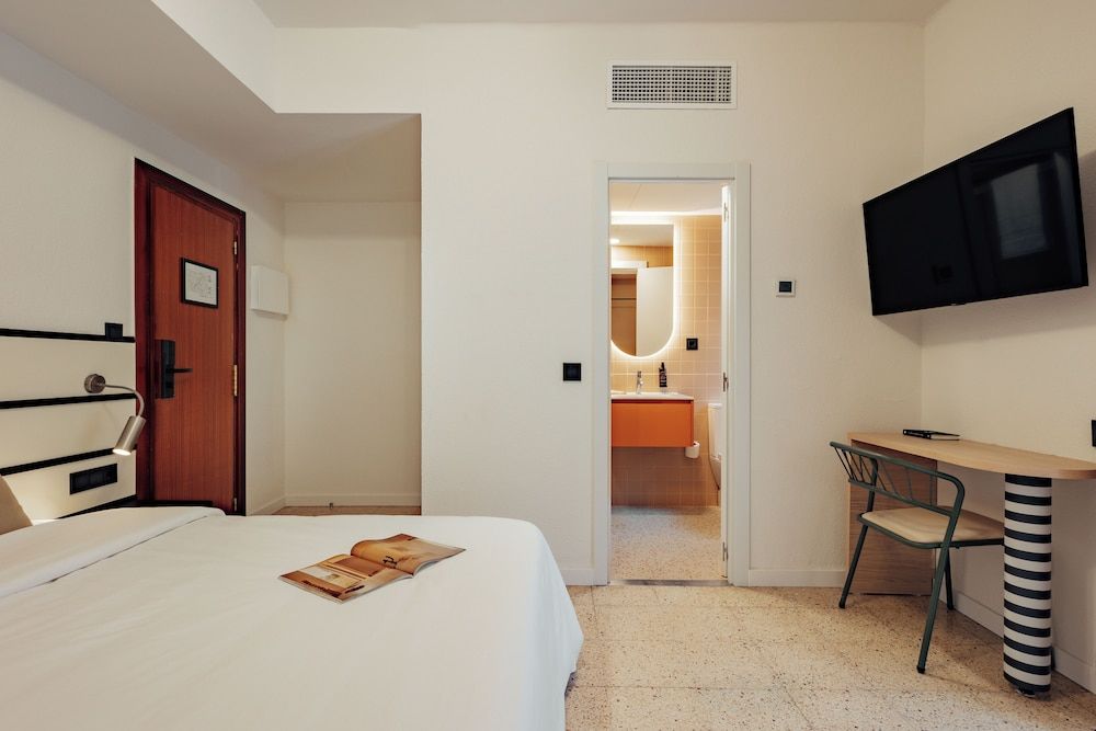 Hotel Robson Standard Double Room, City View 7