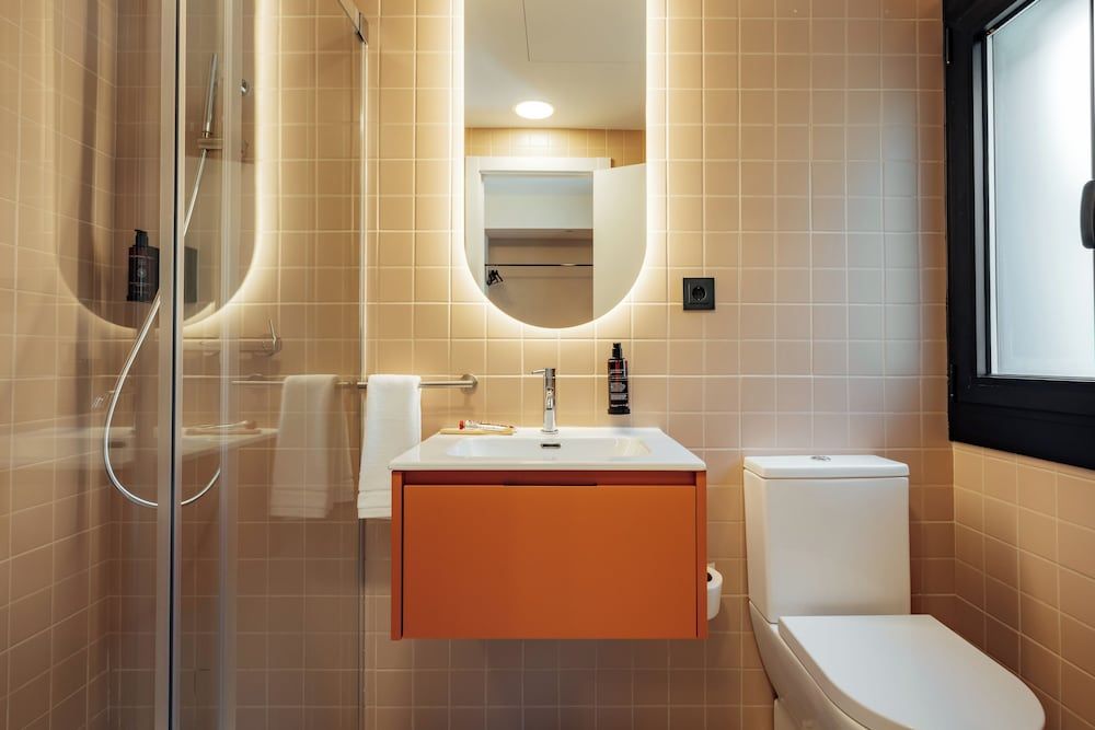 Hotel Robson Standard Double Room, City View 5