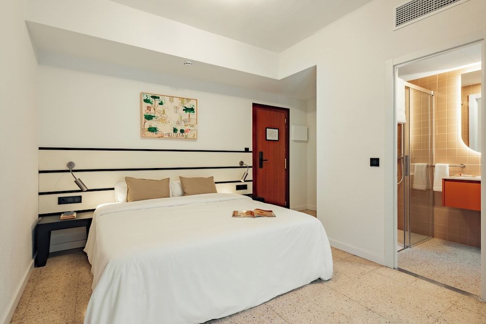 Hotel Robson Standard Double Room, City View 3