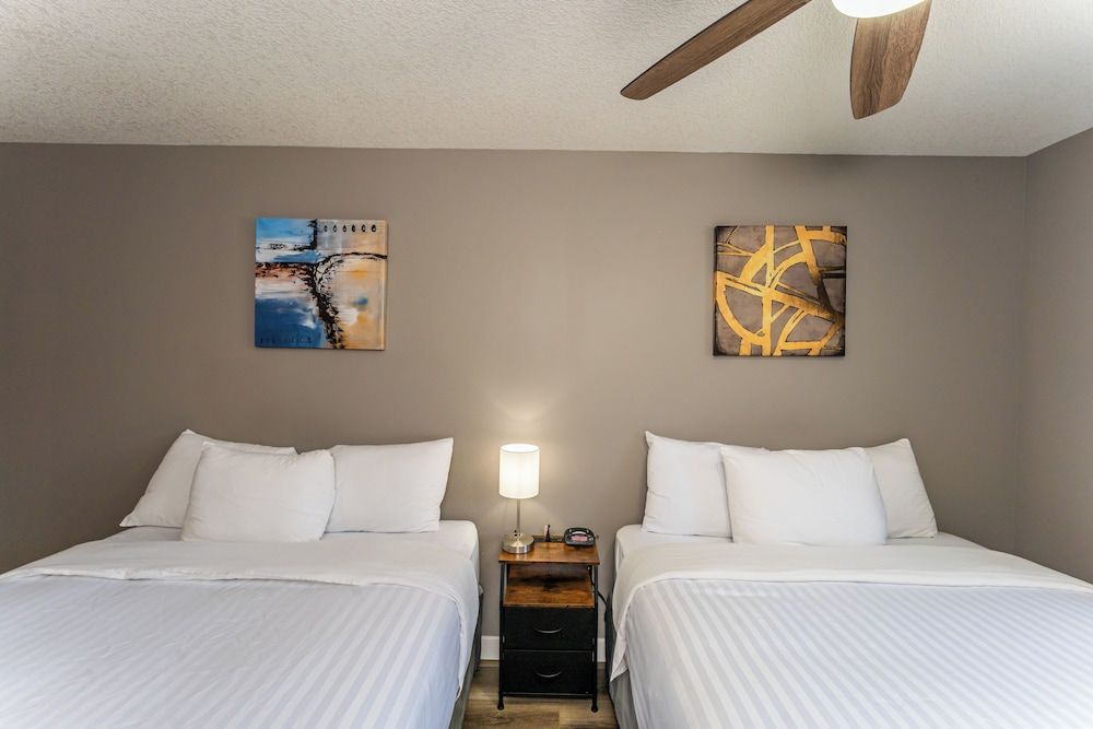 Hinton Highway Inn Standard Room, 2 Queen Beds, Non Smoking, Kitchenette 6