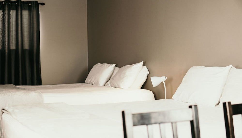 Hinton Highway Inn Standard Room, 2 Queen Beds, Non Smoking, Kitchenette 3