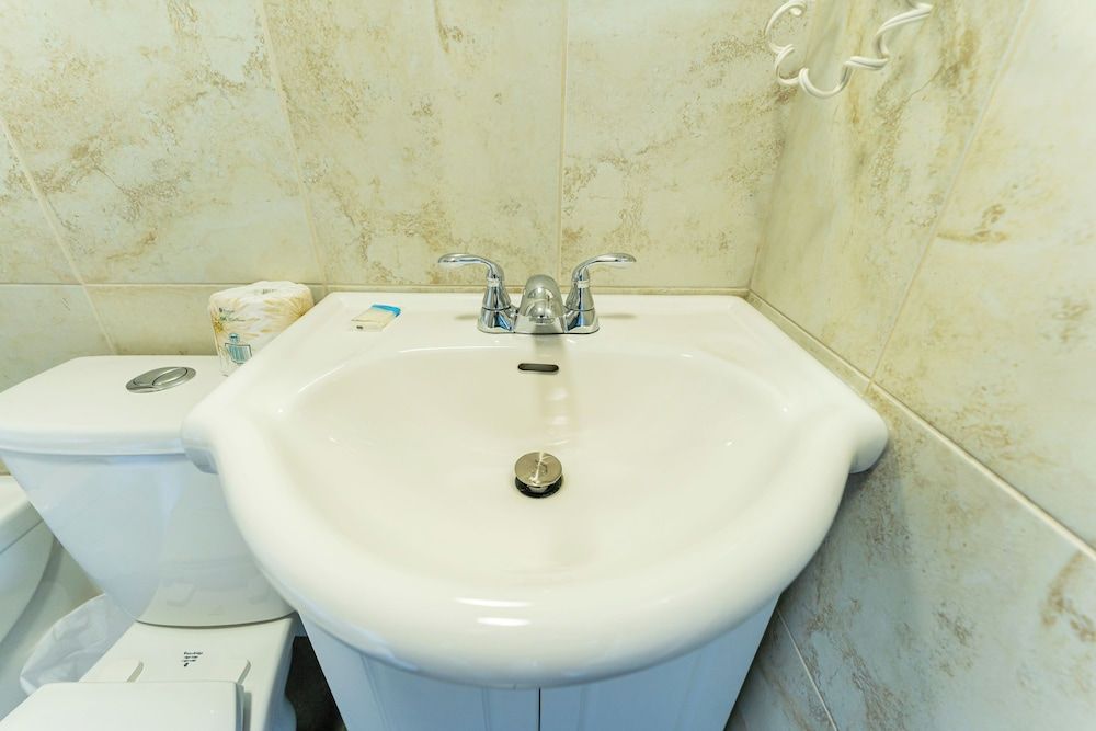 Hinton Highway Inn Standard Room, 2 Queen Beds, Non Smoking, Kitchenette 16